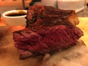 Kastenmeiers Clubrestaurant Beef auf Persischem Salz Block